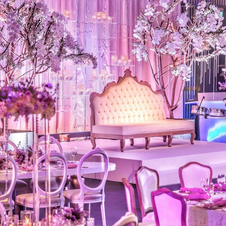 الثريات الكريستالية و الورود تزيّن كوشة الافراح من تصميم Bianca Events