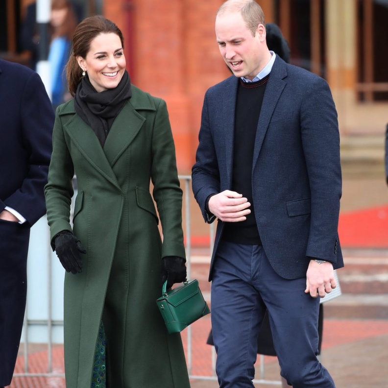 إطلالة دوقة كمبريدج بمندرجات اللون الزيتي والأخضر تميّزت بالأناقة والرقيّ