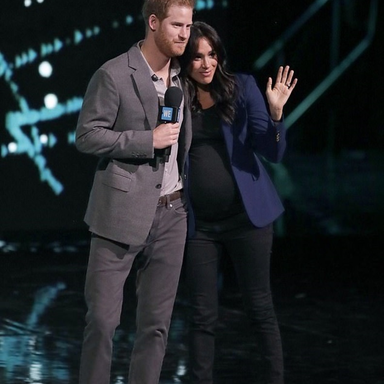 اختارت ميغان ماركل Meghan Markle بنطلون جينز أسود مع البلايزر الضيقة