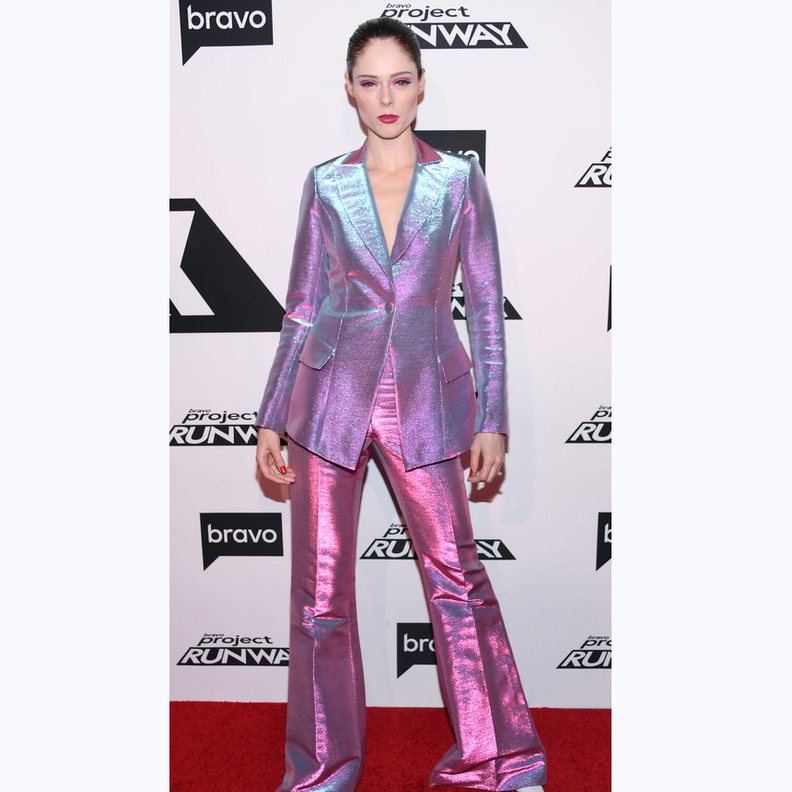 إطلالة براقة بأسلوب‎ BRIE LARSON‏ مع الكروب توب والبنطلون عالي الخصر من دار ‏Rodarte