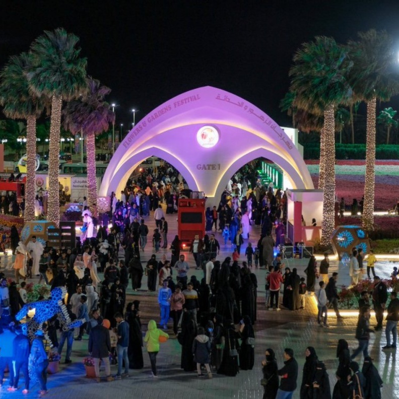 الألعاب النارية تزين مهرجان الزهور بينبع