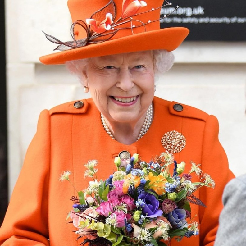 أكسسوارات باللون الأسود بأسلوب الملكة إليزابيت