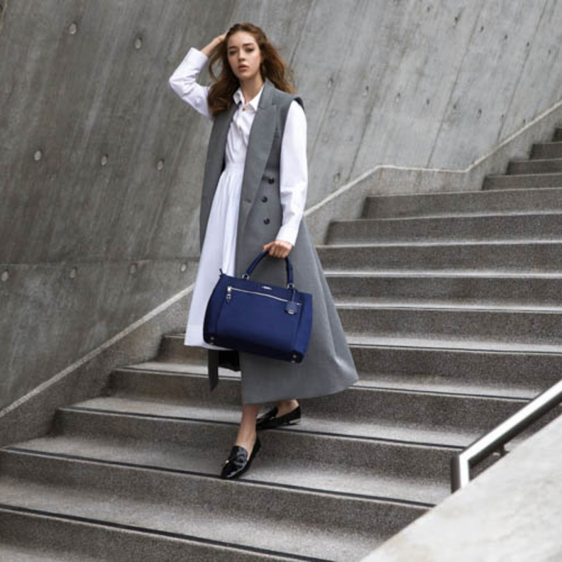 حقيبة Voyageur Ruma Crossbody بلون أزرق ألترامارين