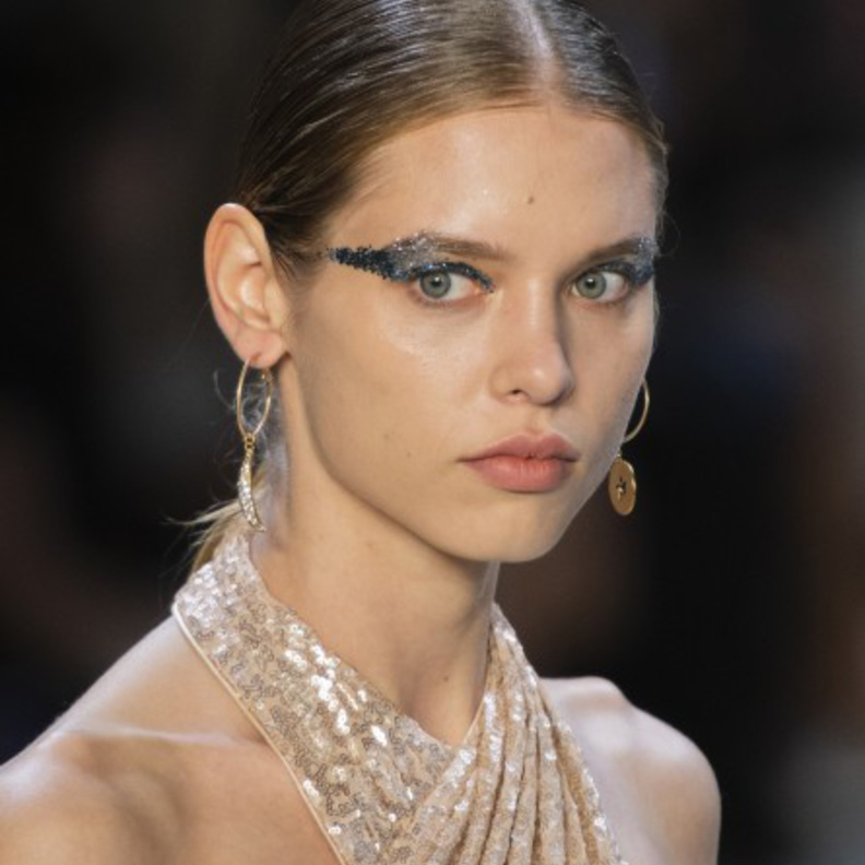 رسمات الآيلاينر الخضراء ‎في عرض فرساتشي ‏Versace