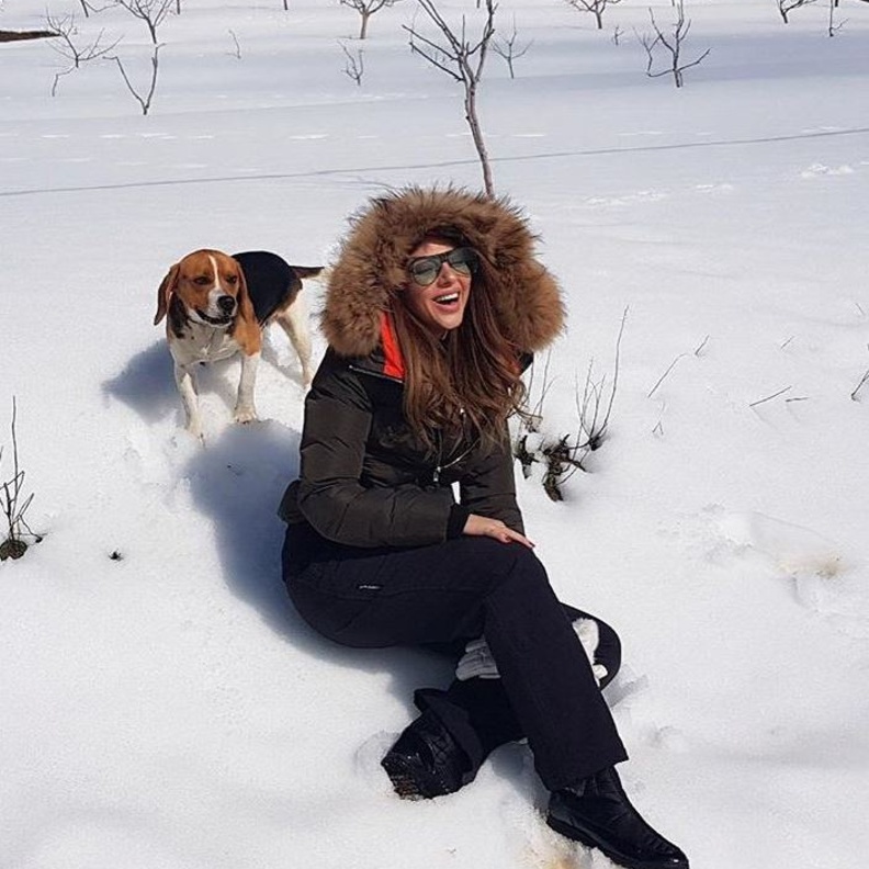 إطلالة ستيفاني من توقيع Fendi تميّزت بالمعطف الأزرق الطويل من الفرو