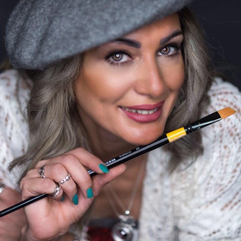 الفنانة التشكيلية غدير حافظ