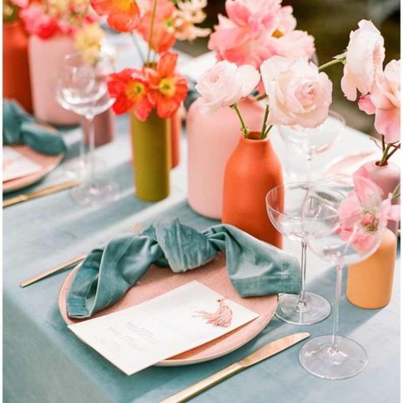 باقات من الورود الملونة تتوسط حفلات الزفاف الصيفية