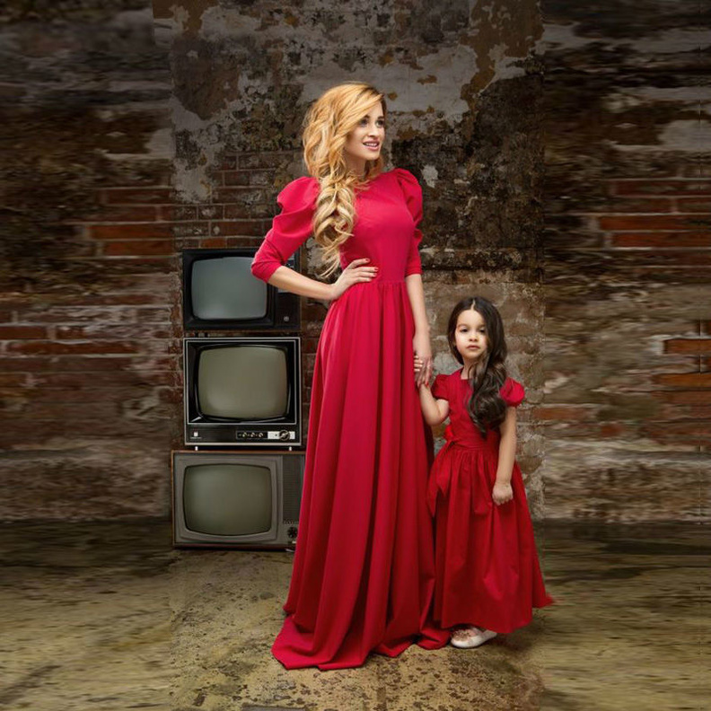 اطلالات أنيقة للأم وابنتها بالفساتين القصيرة بقصّة القميص