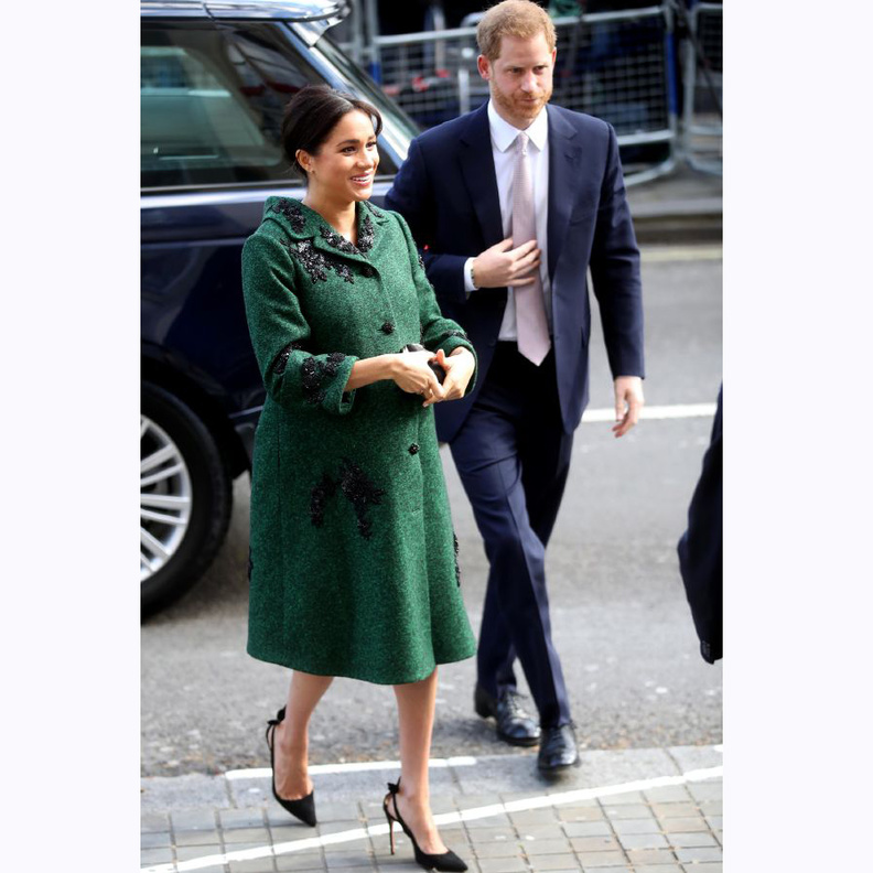 اختارت ميغان تسريحة الشعر المرفوع بطريقة أنيقة