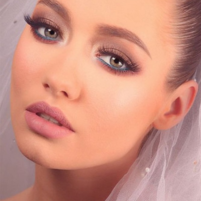 الرموش الكثيفة والطويلة تزيد من جاذبية العين