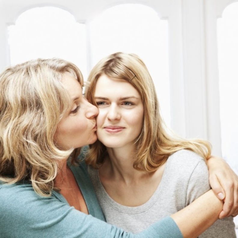 بما انها تنتمي الى برج مائي فمن الانسب مفاجأتها بحجز رحلة الى مكان فيه مطلّ على البحر