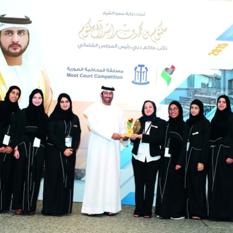 الفريق الفائز بالمركز الأول في مسابقة الشيخ مكتوم للمحاكمة الصوريةشد للمحاكمة