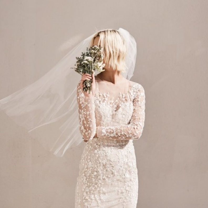 تقليعة فساتين الزفاف المقفلة عادت للظهور بقوة العام الماضي