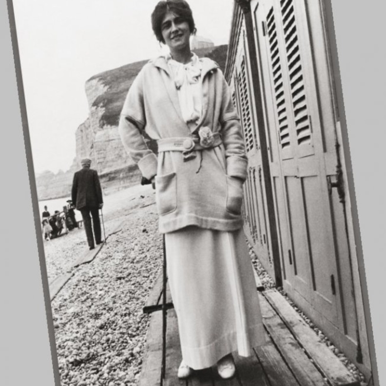 مادموزيل "شانيل" متزينة بزهرة الكاميليا، في صورة تعود إلى عام 1913