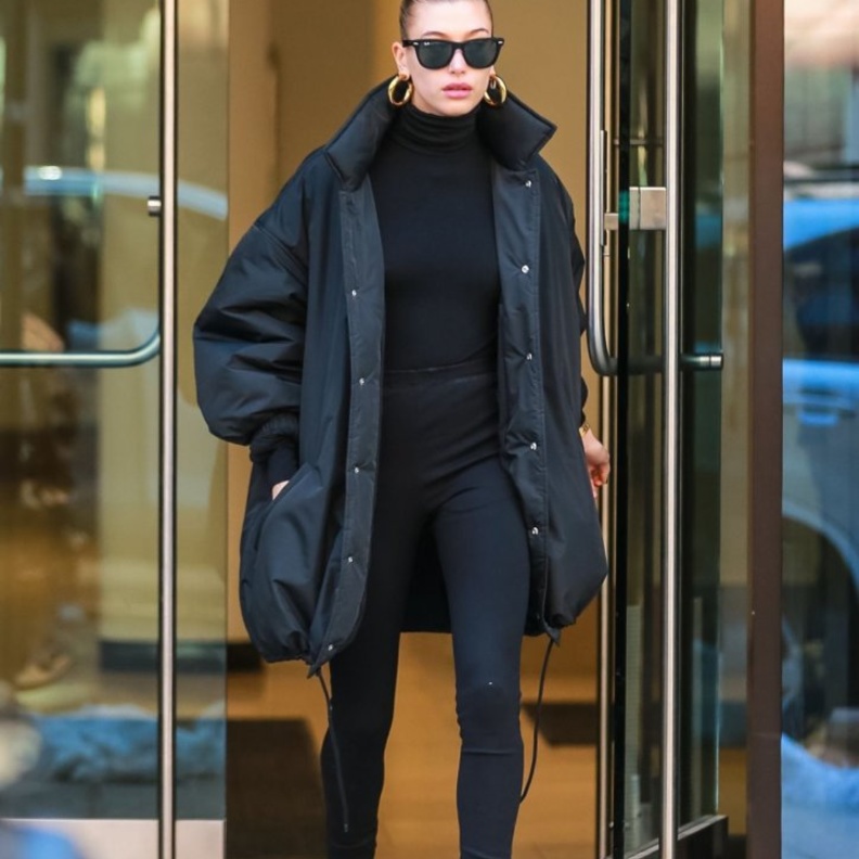  اختارت هايلي بولدوين اطلالة شتوية أنيقة بدرجات البيج