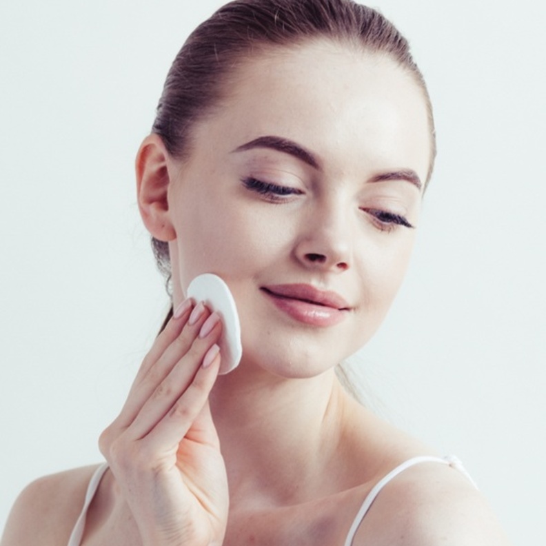 عالجي مشاكل بشرتك الدهنية بالزيوت الطبيعية