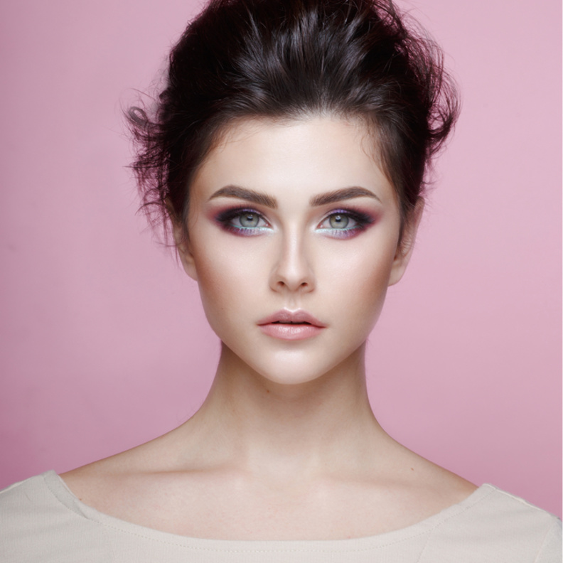 ضعي أحمر الشفاه الوردي القوية مع الظلال الناعمة