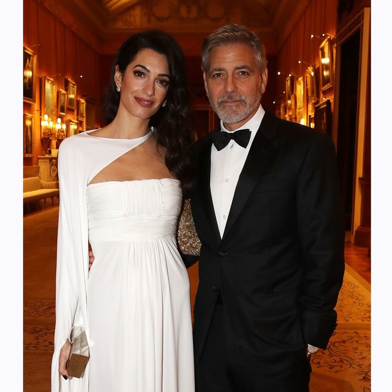 الكاب كان مميّزاً من حيث تصميمه وقصّته غير المتساوية إذ تألّف من كمّ مطرّز فيما إنسدل القماش من الجهة الثانية