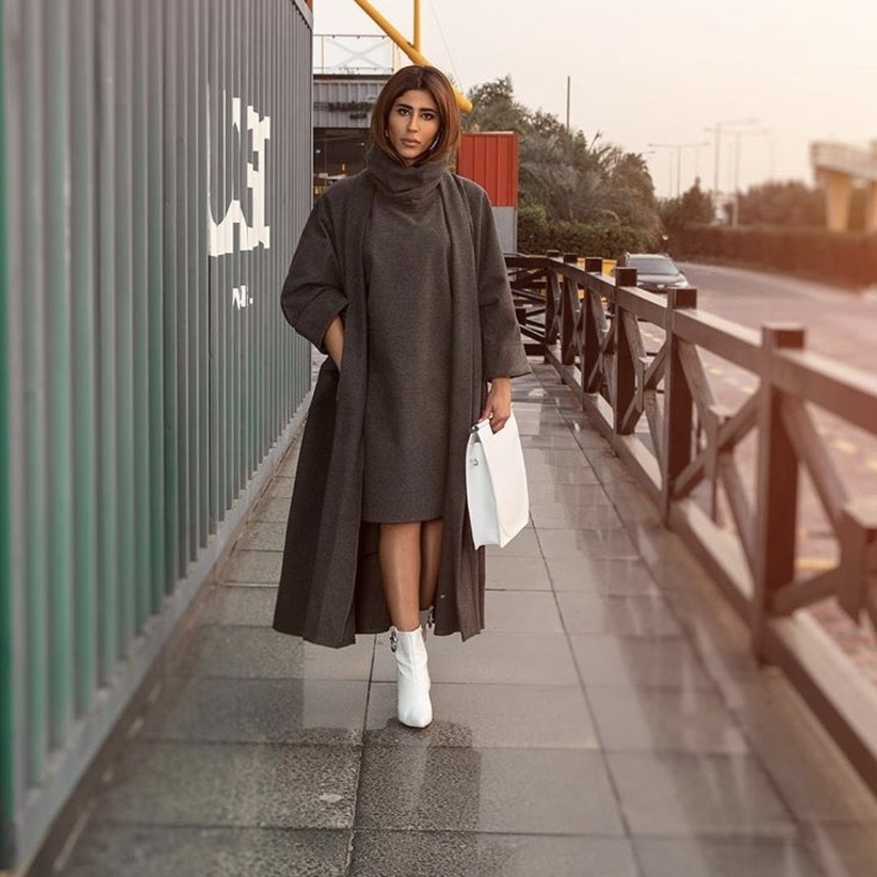 إطلالة مونوكرومية أنيقة وعصرية بالرمادي والأبيض