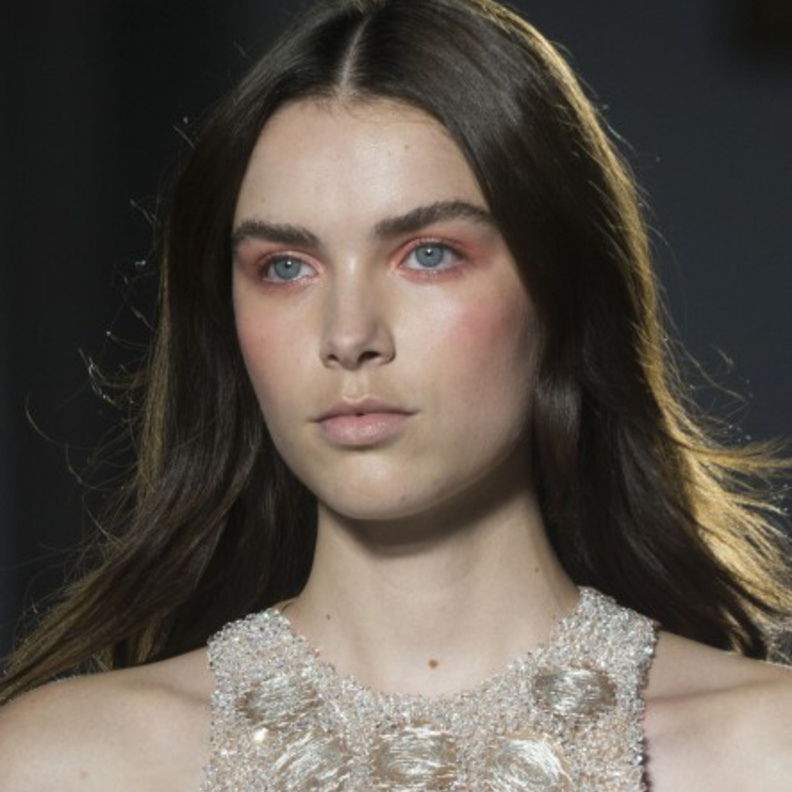 طريقة عمل مكياج العيون مع الآيلاينر من وحي دار Alberta Ferretti