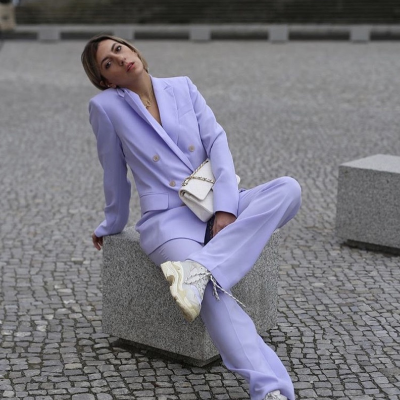 اكسسوارات باللون الأبيض لإطلالة زاهية في ربيع 2019