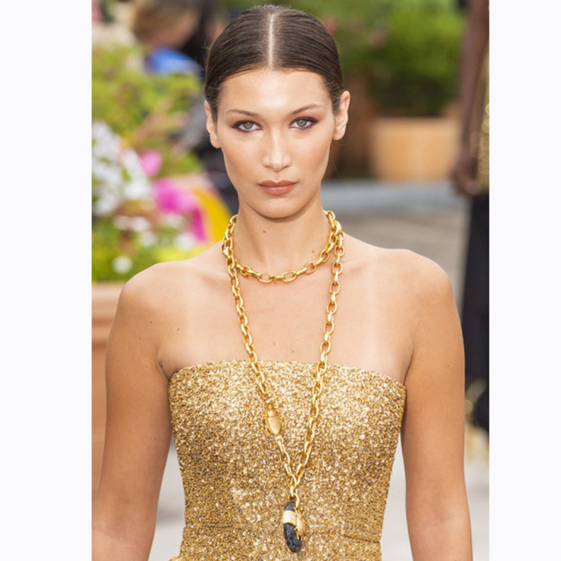 اكسسوارات باللون الذهبي مع العقود من Escada