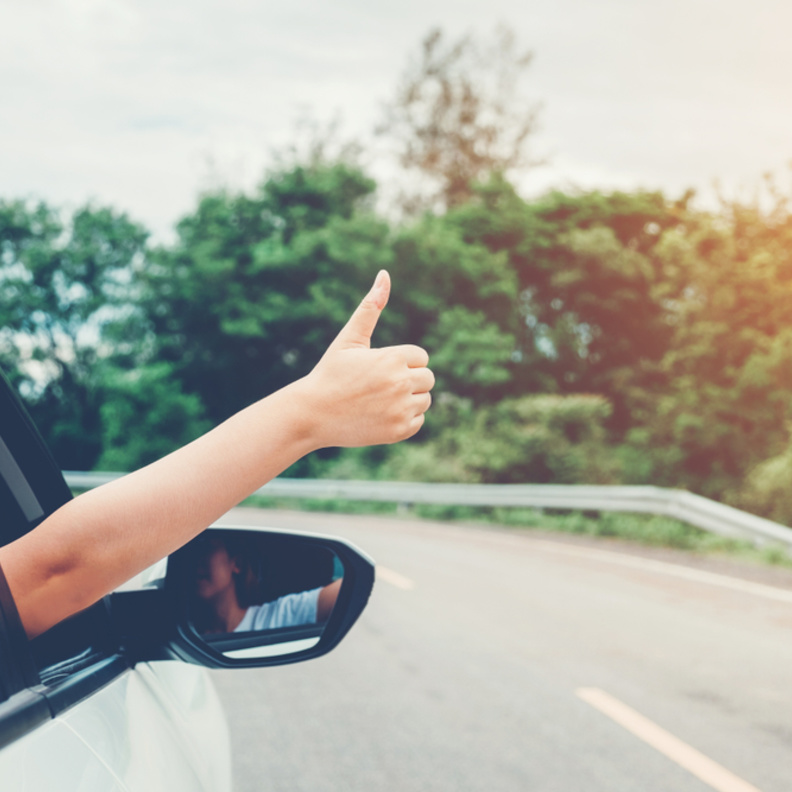 ما هي الخطوات الاساسية لتفادي المشكلات عند القيادة لمسافات طويلة