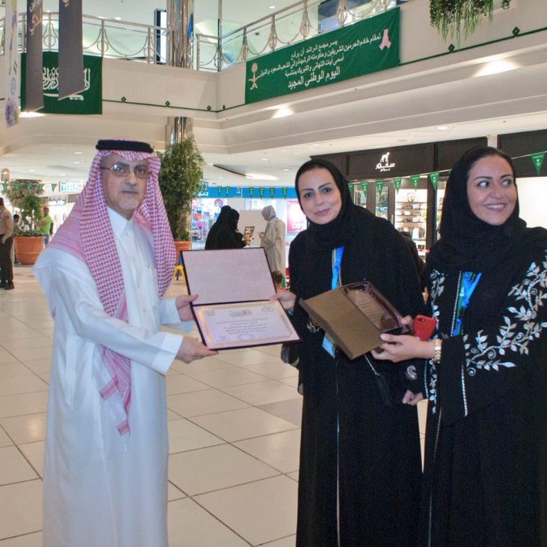 عائشة حمدان الوقداني مع أبنائها لحظة فوزها