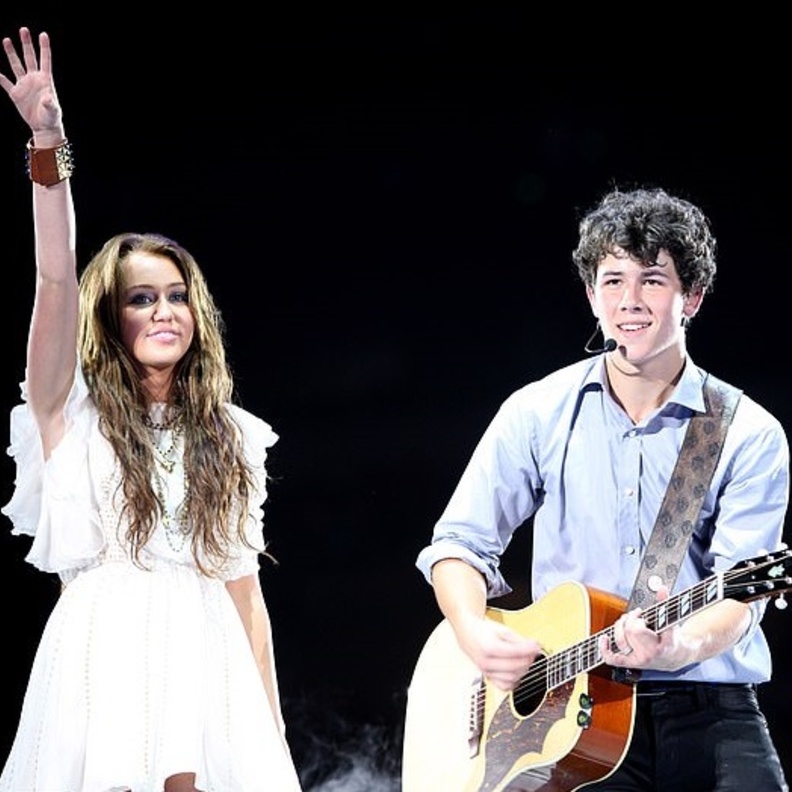 مايلي سايرس ونيك جوناس