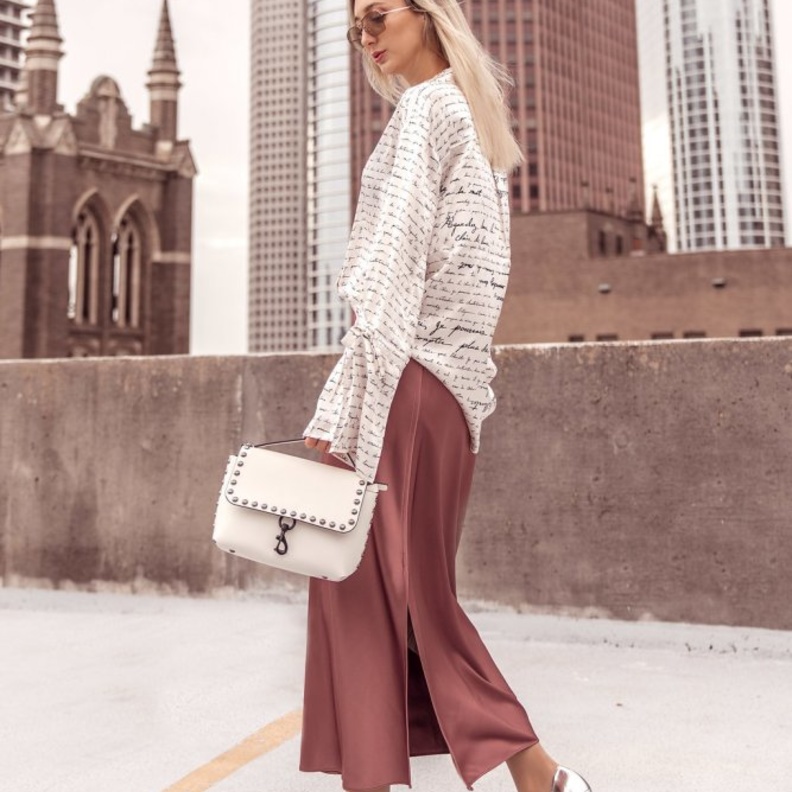 اعتمدي تنسيقات شبابية ناعمة في التنورة الحرير