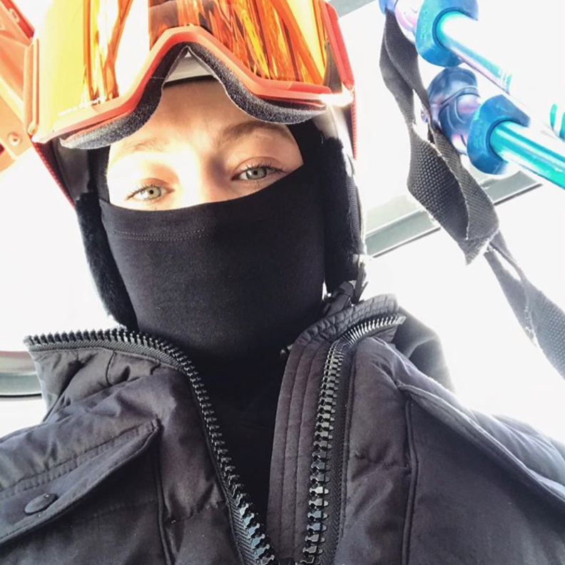 هل تعرفتم على عيني جيجي حديد رغم قناع التزلج؟