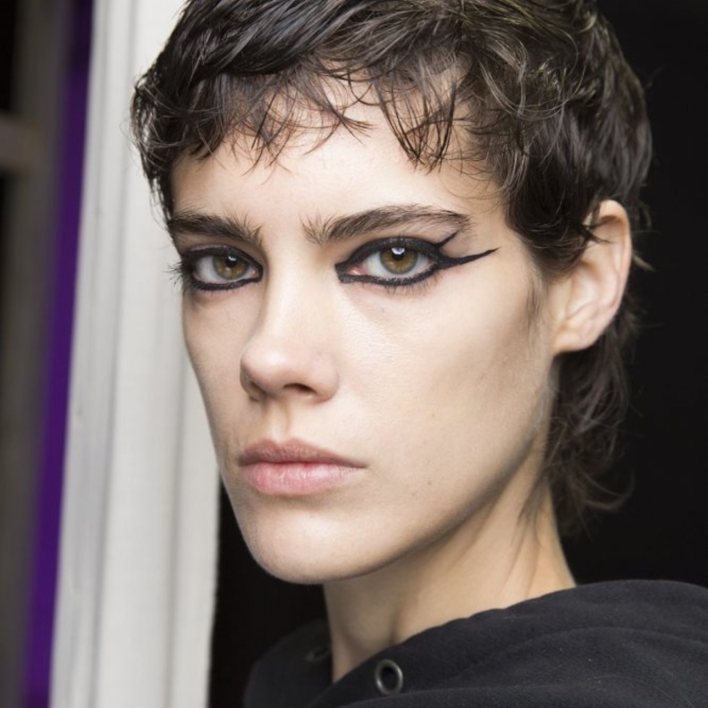 رسمات آيلاينر هندسية بالخطوط السوداء من Rochas لصيف 2019