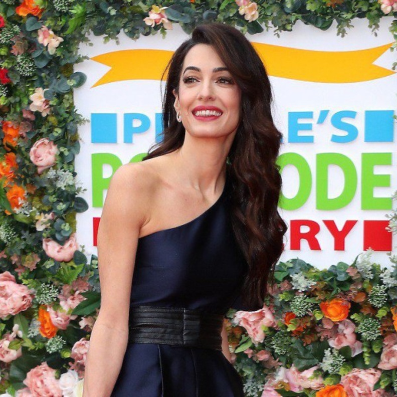  حافظت علم الدين على ماكياجها الناعم كما إعتمدت تسريحة الشعر المنسدل مع التموجات العريضة