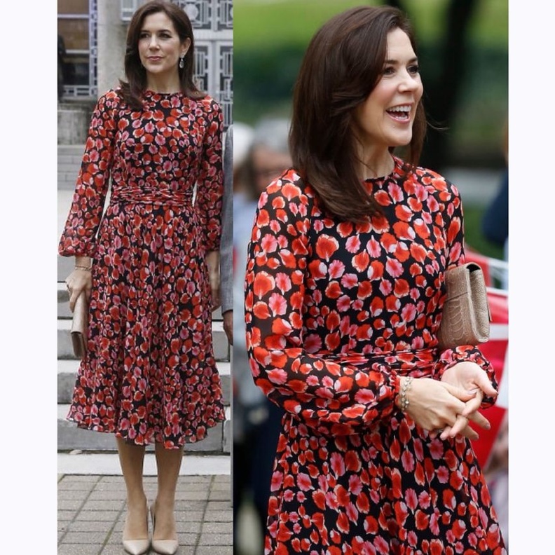 الأميرة ماري ملكة الدنمارك بفستان سهرة طويل باللون الأزرق من توقيع دار Jesper Hovring