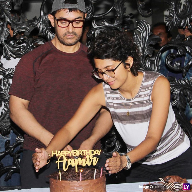 زوجة عامر خان تقوم بحماية تورتة زوجها