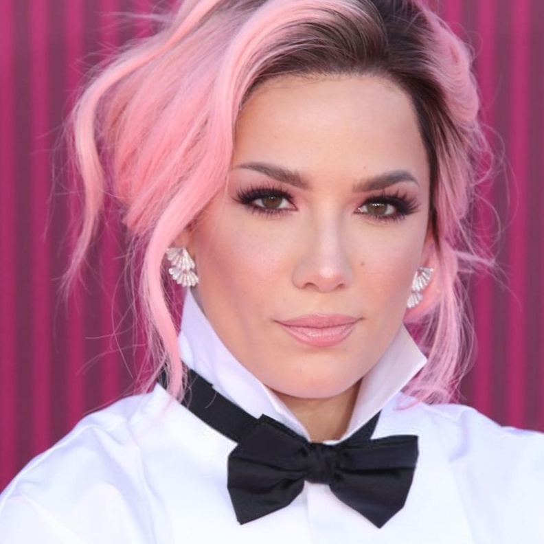  هكذا أدخلت تايلور سويفت اللون الوردي في شعرها