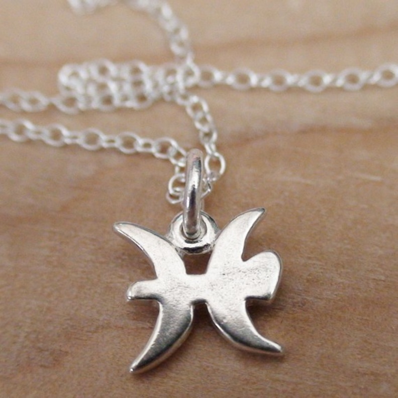 مولود الحوت مزاجي وحالم للغاية، لذلك، لا يمكن توقّع المجوهرات التي سيحبّها بالفعل