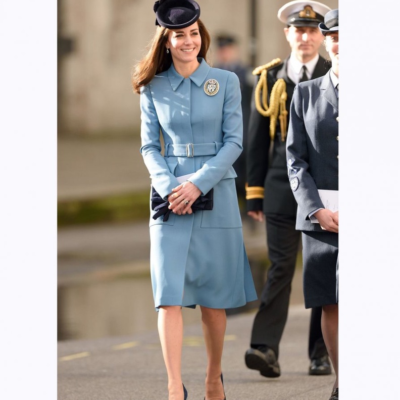 اختارت كايت معطف راقي باللون الأحمر مع حزام ملفت