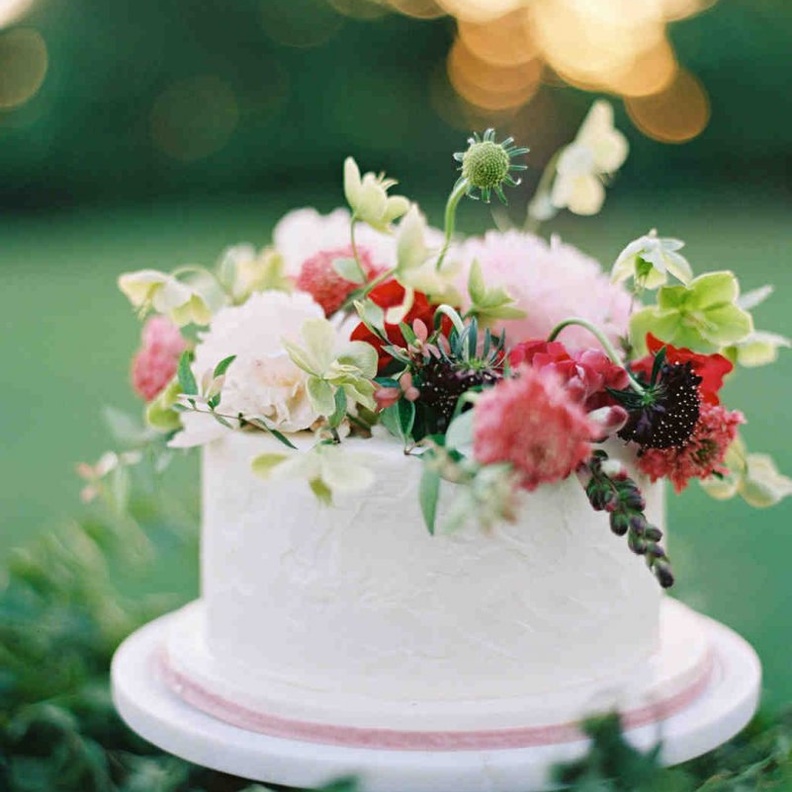 كعكات الزفاف العارية وشبه العارية المزينة بأشكال الزهور الملونة أو الفاكهة الربيعية