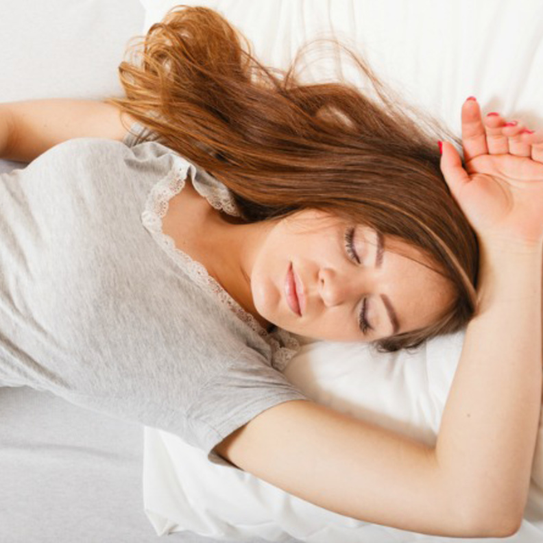 النوم على الظهر يزيد من توقف التنفس اثناء النوم