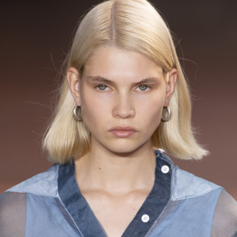 ألوان الشعر الزهري الفاتح من دار Saint Laurent