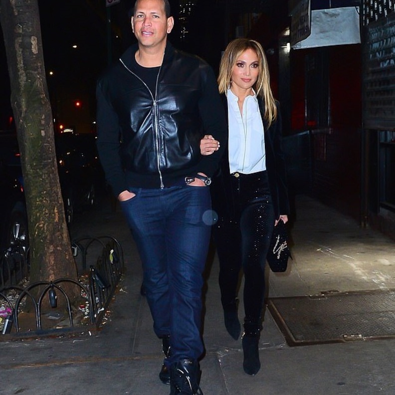  إطلالة النجمة جنيفر لوبيز ‏‎ Jennifer Lopezبرفقة خطيبها ألكيس رودريجيز ‏Alex Rodriguez‏ ‏خلال توجّههما لتناول العشاء في نيويورك