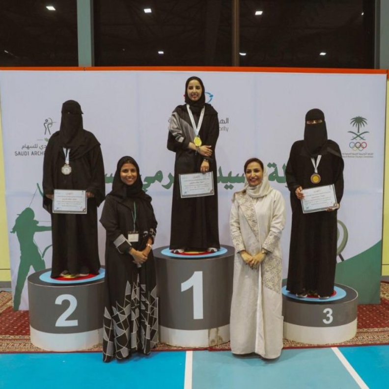 تتويج الفائزات في بطولة السيدات الأولى لرمي السهام في السعودية 