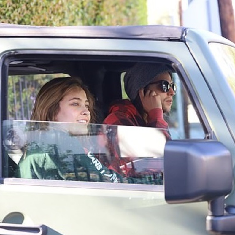 باريس في سيارتها