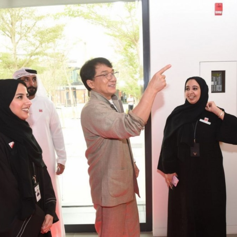 جاكي شان يزور مركز الشرطة الذكي في دبي