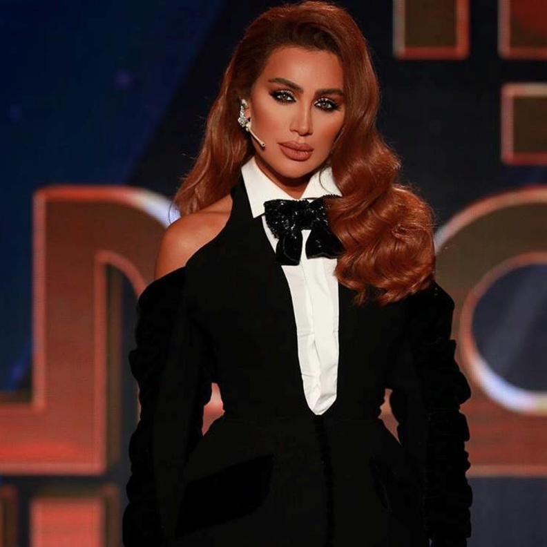 أطلت مايا بشعر طويل بلون برونزي جديد، نسّقت معه ماكياجاً برونزياً جميلاً