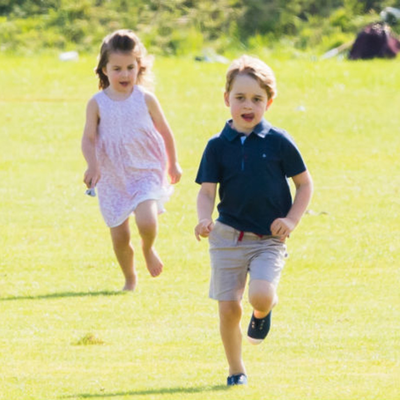 الأمير جورج والأميرة تشارلوت يذهبان في نزهة بصحبة مربيتهما