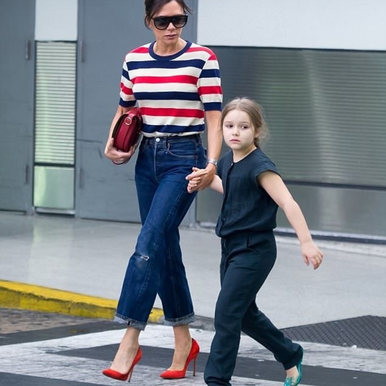 أناقة فيكتوريا بيكهام Victoria Beckham برفقة ابنتها بصيحات كاجوال ويومية