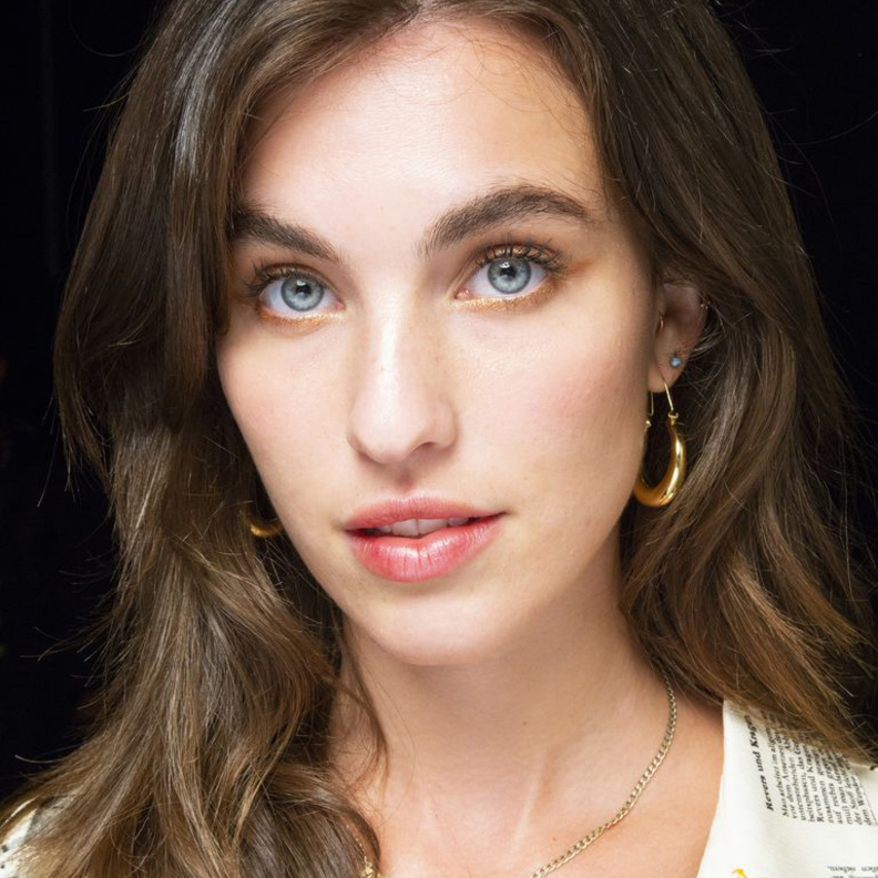 مكياج سهرة ذهبي وعصري على طريقة Peter Pilotto