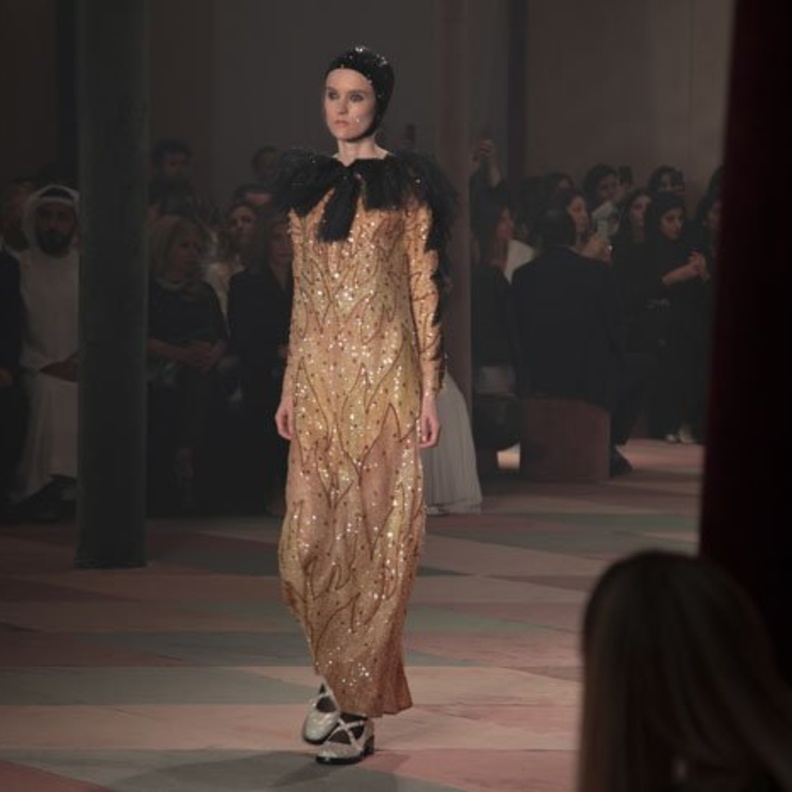 "ديور" تقدّم عرضاً خيالياً لأزياء الألبسة الفاخرة